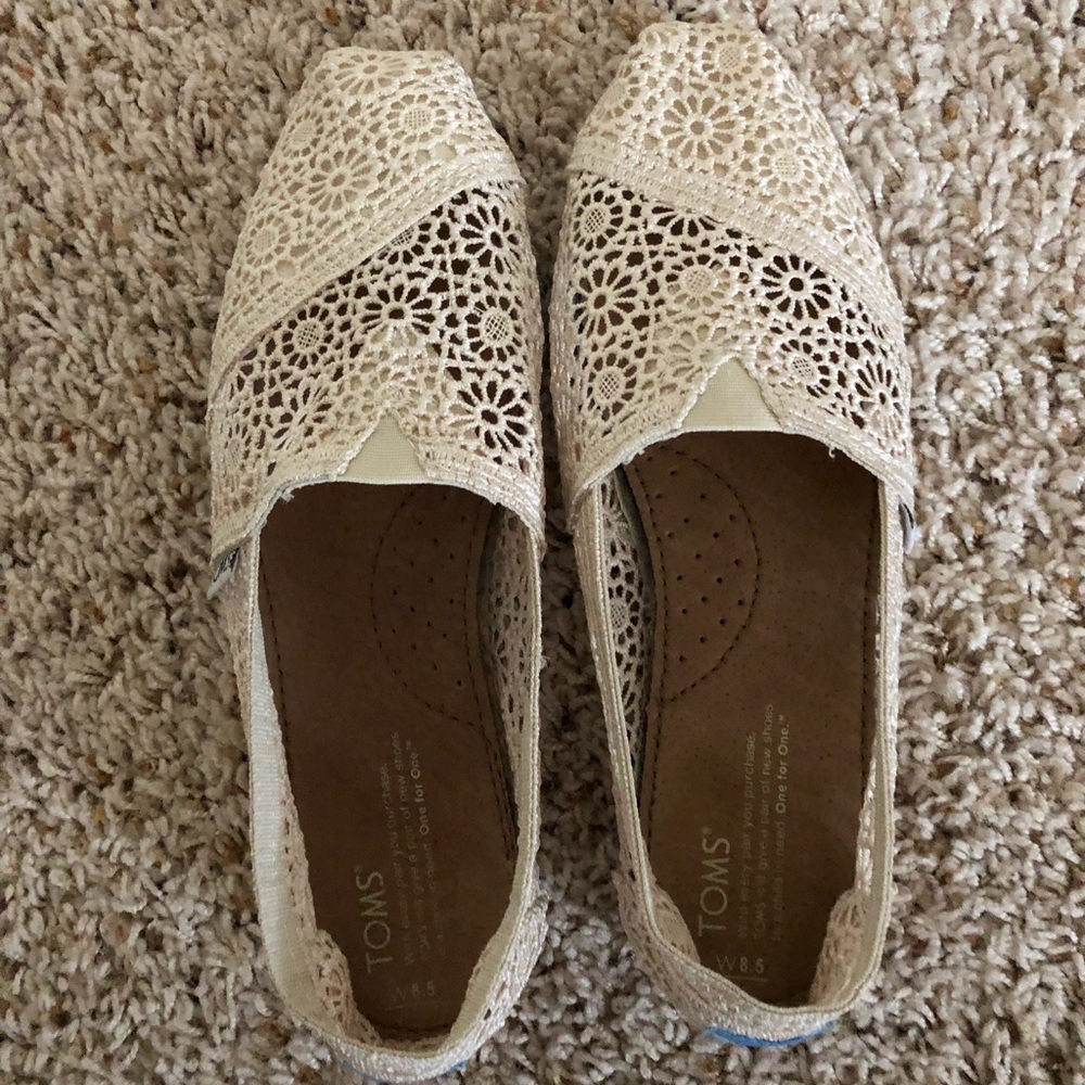 NWOT White Lace TOMS